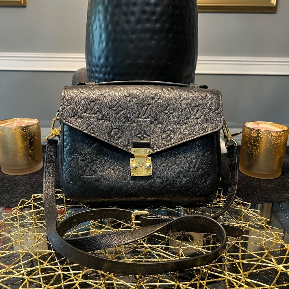 100% authentic LOUIS VUITTON Pochette Métis Black Monogram